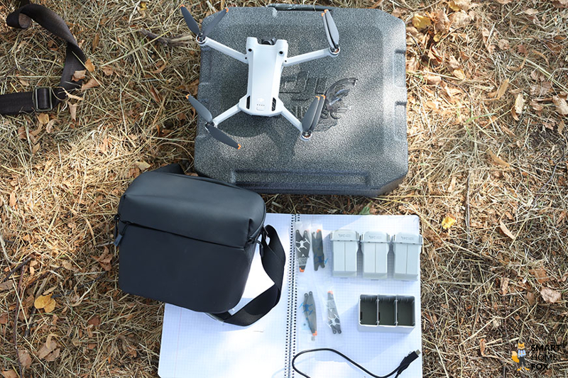 Der Lieferumfang der DJI Mini 3 Pro im Fly More Set / Fly More Combo Paket.